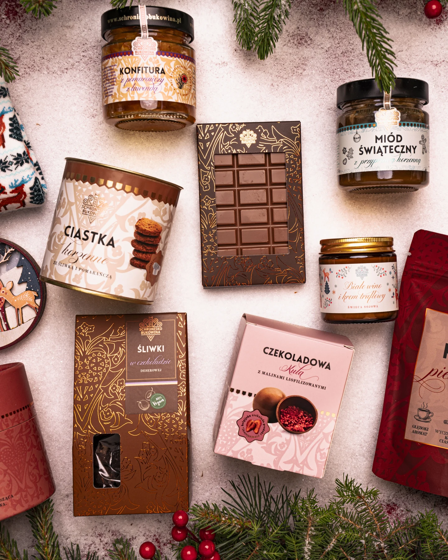 Produkty Schroniska Bukowina w zimowej aranżacji