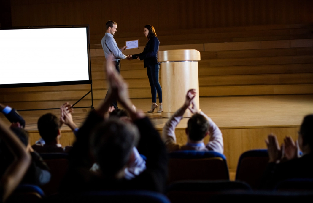 Prezenty i upominki dla prelegentów eventu od organizatorów konferencji
